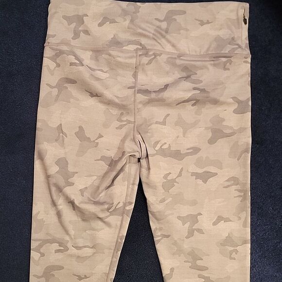 GAP  Light Gray Camouflage Leggings Capri Sz Large - Picture 5 of 10